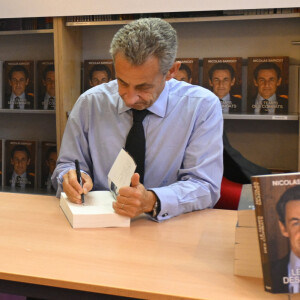 Nicolas Sarkozy dédicace son dernier livre "Le Temps des combats" à la librairie Filigranes à Bruxelles (Belgique), le 28 septembre 2023. 