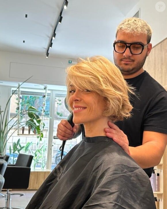 Un passage chez le coiffeur en Sicile qu'elle ne regrette pas.
Julie Andrieu change de coupe de cheveux lors d'une voyage en Italie, sur Instagram.