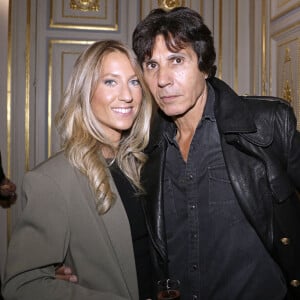 Une jolie blonde de 30 ans de moins que lui, avec qui il semble épanoui.
Exclusif - Jean-Luc Lahaye avec sa compagne Paola - Soirée "Octobre Rose" au Palais Vivienne organisée par Véronique Koch et pour marraine Fabienne Thibeault à Paris le 16 octobre 2023. © Cédric Perrin/Bestimage 