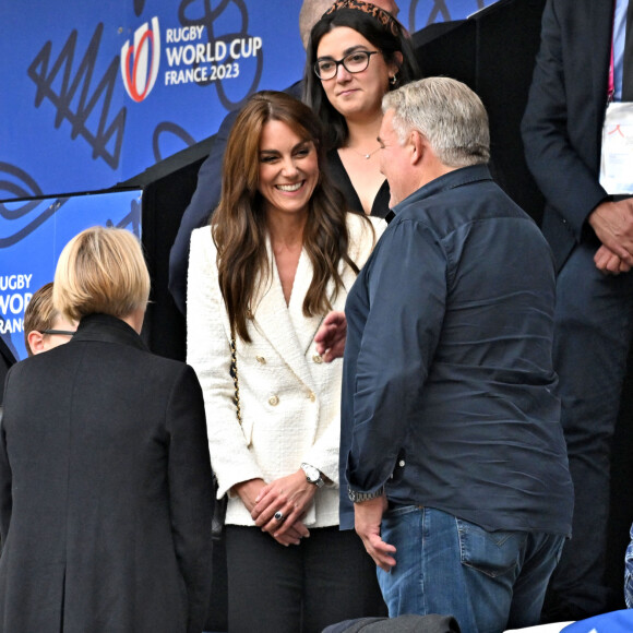 Présente à Marseille pour la Coupe du Monde de rugby, elle a en effet tapé dans l'oeil de supporters.
Catherine (Kate) Middleton, princesse de Galles, parle avec un jeune fan à la mi-temps du quart de finale Angleterre-Fidji, coupe du monde de rugby 2023, au Stade Vélodrome à Marseille le 15 octobre 2023. © Bruno Bebert / Bestimage 