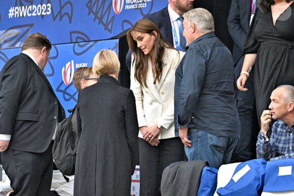Catherine (Kate) Middleton, princesse de Galles, parle avec un jeune fan à la mi-temps du quart de finale Angleterre-Fidji, coupe du monde de rugby 2023, au Stade Vélodrome à Marseille le 15 octobre 2023. © Bruno Bebert / Bestimage 