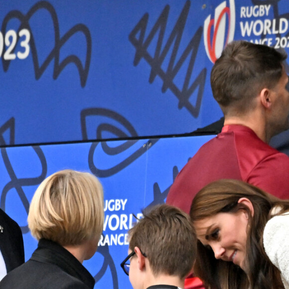 Catherine (Kate) Middleton, princesse de Galles, parle avec un jeune fan à la mi-temps du quart de finale Angleterre-Fidji, coupe du monde de rugby 2023, au Stade Vélodrome à Marseille le 15 octobre 2023. © Bruno Bebert / Bestimage 