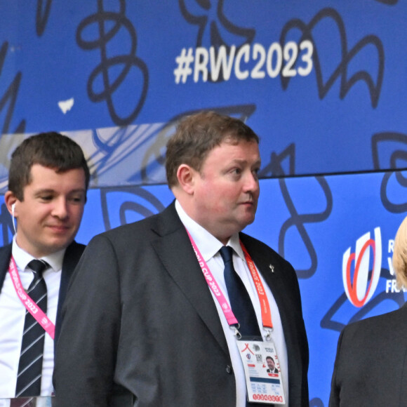 Catherine (Kate) Middleton, princesse de Galles, parle avec un jeune fan à la mi-temps du quart de finale Angleterre-Fidji, coupe du monde de rugby 2023, au Stade Vélodrome à Marseille le 15 octobre 2023. © Bruno Bebert / Bestimage 
