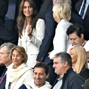 Catherine (Kate) Middleton, princesse de Galles, assiste au quart de finale Angleterre-Fidji, coupe du monde de rugby 2023, au Stade Vélodrome à Marseille le 15 octobre 2023. À ses côtés Rob Briers et Bill Beaumont. © Bruno Bebert / Bestimage 