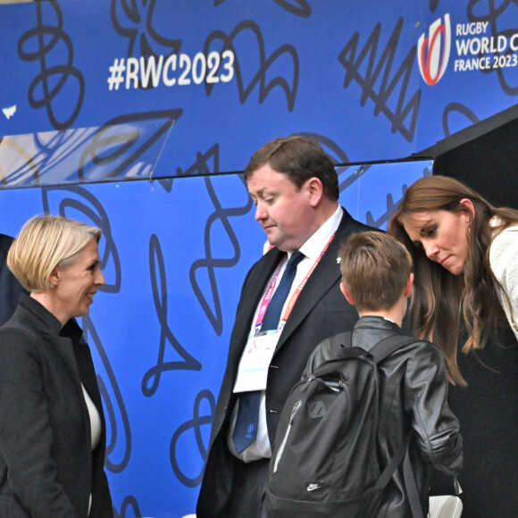 Catherine (Kate) Middleton, princesse de Galles, parle avec un jeune fan à la mi-temps du quart de finale Angleterre-Fidji, coupe du monde de rugby 2023, au Stade Vélodrome à Marseille le 15 octobre 2023. © Bruno Bebert / Bestimage 
