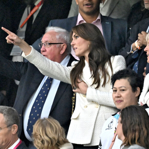 Kate Middleton a été l'objet d'une proposition inattendue ce dimanche ! 
Catherine (Kate) Middleton, princesse de Galles, assiste au quart de finale Angleterre-Fidji, coupe du monde de rugby, au Stade Vélodrome à Marseille. À ses côtés Rob Briers et Bill Beaumont. © Bruno Bebert / Bestimage 