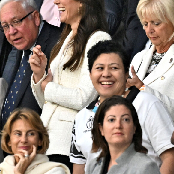 Catherine (Kate) Middleton, princesse de Galles, assiste au quart de finale Angleterre-Fidji, coupe du monde de rugby 2023, au Stade Vélodrome à Marseille le 15 octobre 2023. À ses côtés Rob Briers et Bill Beaumont. © Bruno Bebert / Bestimage 