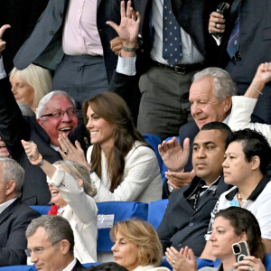 Catherine (Kate) Middleton, princesse de Galles, assiste au quart de finale Angleterre-Fidji, coupe du monde de rugby 2023, au Stade Vélodrome à Marseille le 15 octobre 2023. À ses côtés Rob Briers et Bill Beaumont. © Bruno Bebert / Bestimage 