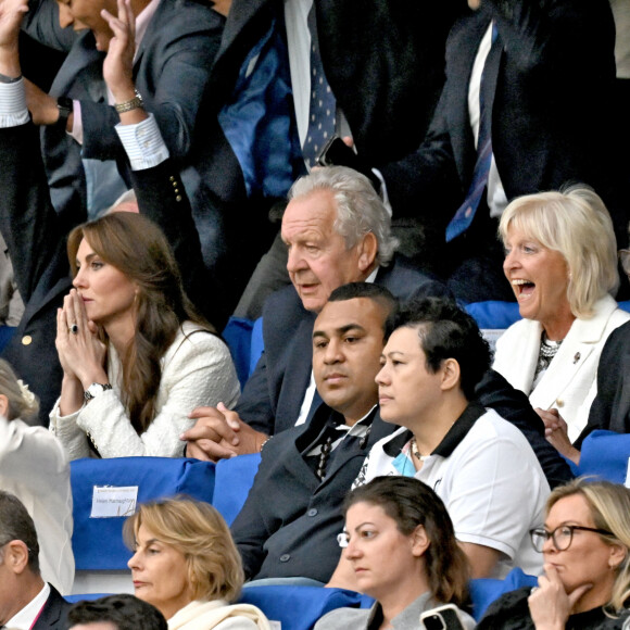Catherine (Kate) Middleton, princesse de Galles, assiste au quart de finale Angleterre-Fidji, coupe du monde de rugby 2023, au Stade Vélodrome à Marseille le 15 octobre 2023. À ses côtés Rob Briers et Bill Beaumont. © Bruno Bebert / Bestimage 