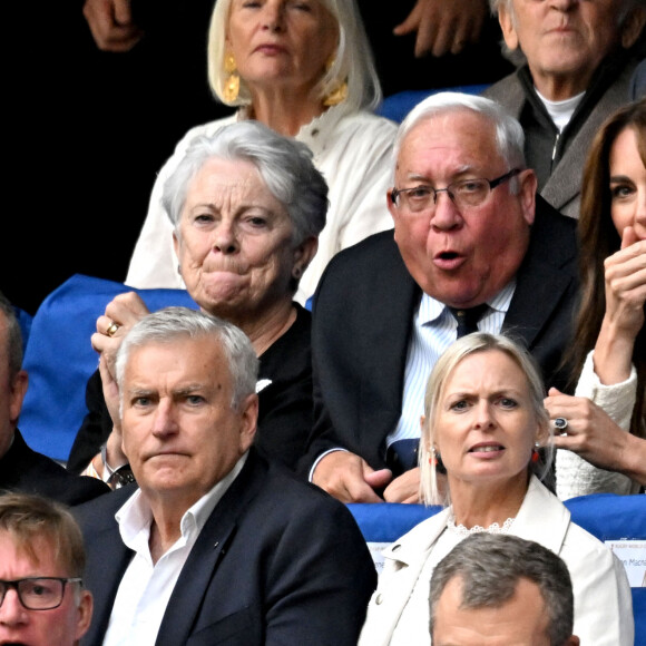 Catherine (Kate) Middleton, princesse de Galles, assiste au quart de finale Angleterre-Fidji, coupe du monde de rugby 2023, au Stade Vélodrome à Marseille le 15 octobre 2023. À ses côtés Rob Briers et Bill Beaumont. © Bruno Bebert / Bestimage 