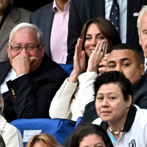 Catherine (Kate) Middleton, princesse de Galles, assiste au quart de finale Angleterre-Fidji, coupe du monde de rugby 2023, au Stade Vélodrome à Marseille le 15 octobre 2023. À ses côtés Rob Briers et Bill Beaumont. © Bruno Bebert / Bestimage 