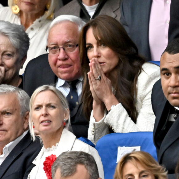 Catherine (Kate) Middleton, princesse de Galles, assiste au quart de finale Angleterre-Fidji, coupe du monde de rugby 2023, au Stade Vélodrome à Marseille le 15 octobre 2023. À ses côtés Rob Briers et Bill Beaumont. © Bruno Bebert / Bestimage 
