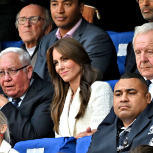 Catherine (Kate) Middleton, princesse de Galles, assiste au quart de finale Angleterre-Fidji, coupe du monde de rugby 2023, au Stade Vélodrome à Marseille le 15 octobre 2023. À ses côtés Rob Briers et Bill Beaumont. © Bruno Bebert / Bestimage 