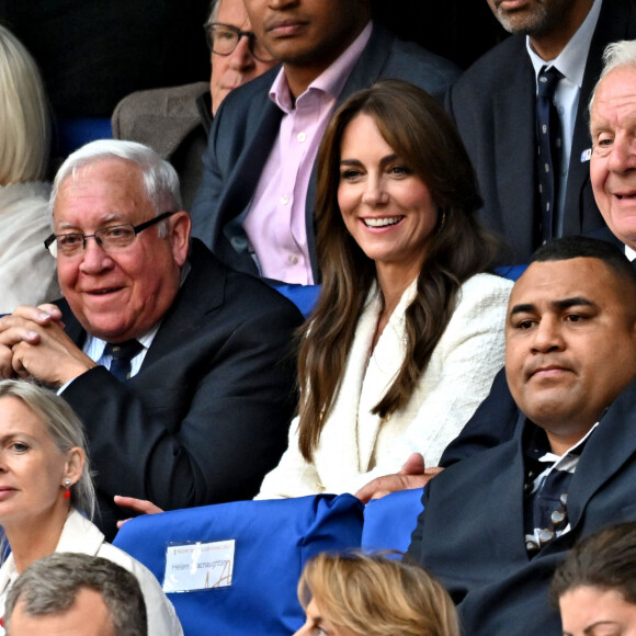 Mais cela aura le mérite de sûrement l'avoir faire rire ! 
Catherine (Kate) Middleton, princesse de Galles, assiste au quart de finale Angleterre-Fidji, coupe du monde de rugby 2023, au Stade Vélodrome à Marseille le 15 octobre 2023. À ses côtés Rob Briers et Bill Beaumont. © Bruno Bebert / Bestimage 