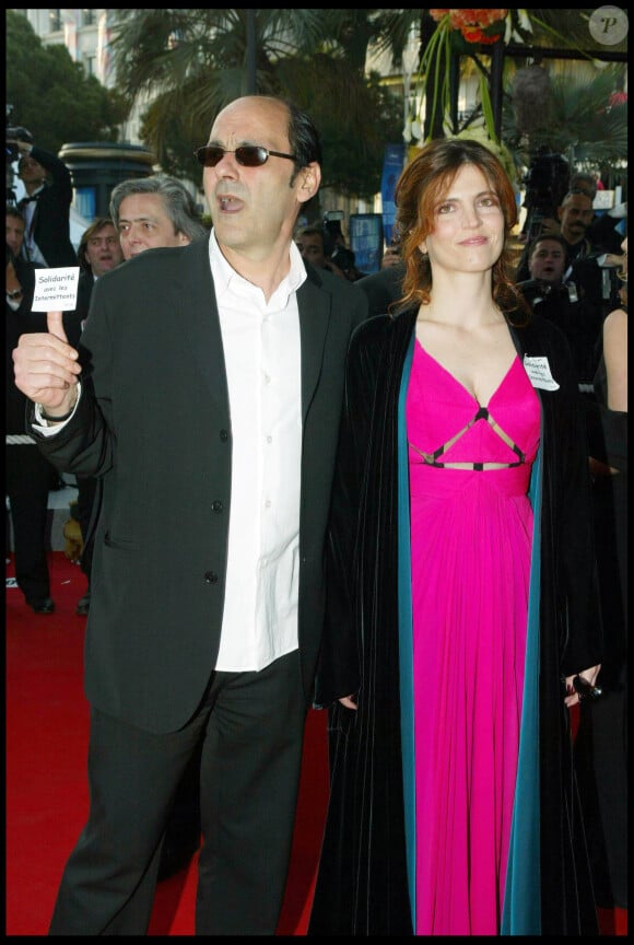 Désormais, tous les deux sont séparés : Agnès Jaoui est seule depuis la mort de son compagnon en 2021. 
Agnès Jaoui et Jean-Pierre Bacri - Montée des marches pour le film "Comme une image" au 57ème Festival de Cannes 2004