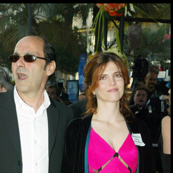 Désormais, tous les deux sont séparés : Agnès Jaoui est seule depuis la mort de son compagnon en 2021. 
Agnès Jaoui et Jean-Pierre Bacri - Montée des marches pour le film "Comme une image" au 57ème Festival de Cannes 2004