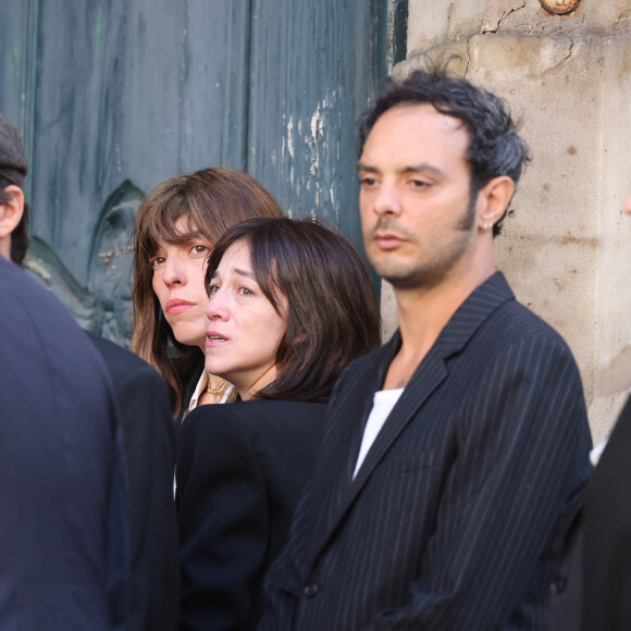 Il est apparu auprès de tous les membres de la famille lors des obsèques de Jane Birkin.
Lou Doillon, Charlotte Gainsbourg, Roman de Kermadec (fils de Kate Barry) - Obsèques de Jane Birkin en l'église Saint-Roch à Paris. © Jacovides-KD Niko / Bestimage