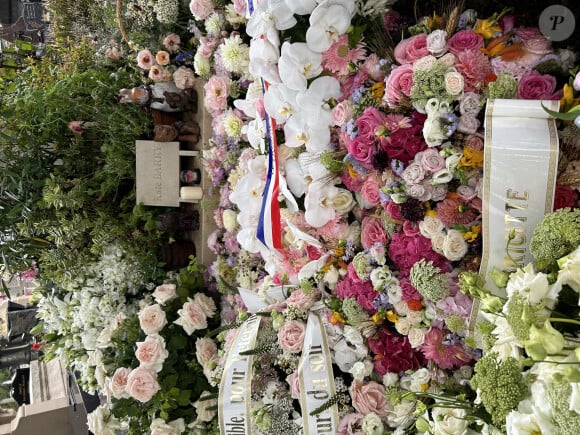 Exclusif - Tombe de Kate Barry recouverte des fleurs des obsèques de Jane Birkin qui a rejoint sa fille dans sa tombe au funérarium du Montparnasse à Paris le 24 juillet 2023.