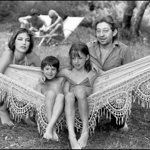 Serge Gainsbourg et Jane Birkin à Saint-Tropez avec Kate (Barry) et Charlotte (Gainsbourg) en 1977.
