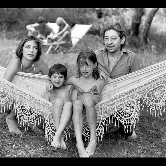 Serge Gainsbourg et Jane Birkin à Saint-Tropez avec Kate (Barry) et Charlotte (Gainsbourg) en 1977.