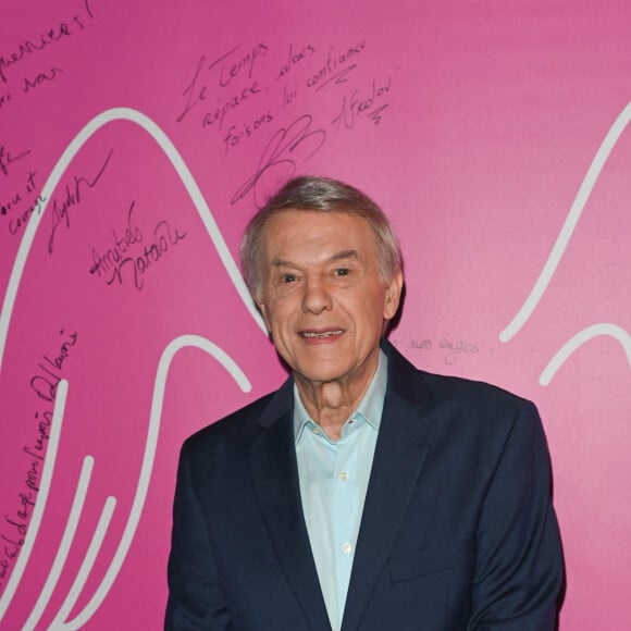 Exclusif - Salvatore Adamo - Backstage - Enregistrement de l'émission "Tout le monde chante contre le cancer, les stars relèvent le défi" dans le cadre du gala de l'association "Tout le monde chante contre le cancer" présentée par J.Anthony au Dôme de Paris, et diffusée le 4 janvier sur W9. Le 22 novembre 2022 © Coadic Guirec-Christophe Clovis / Bestimage