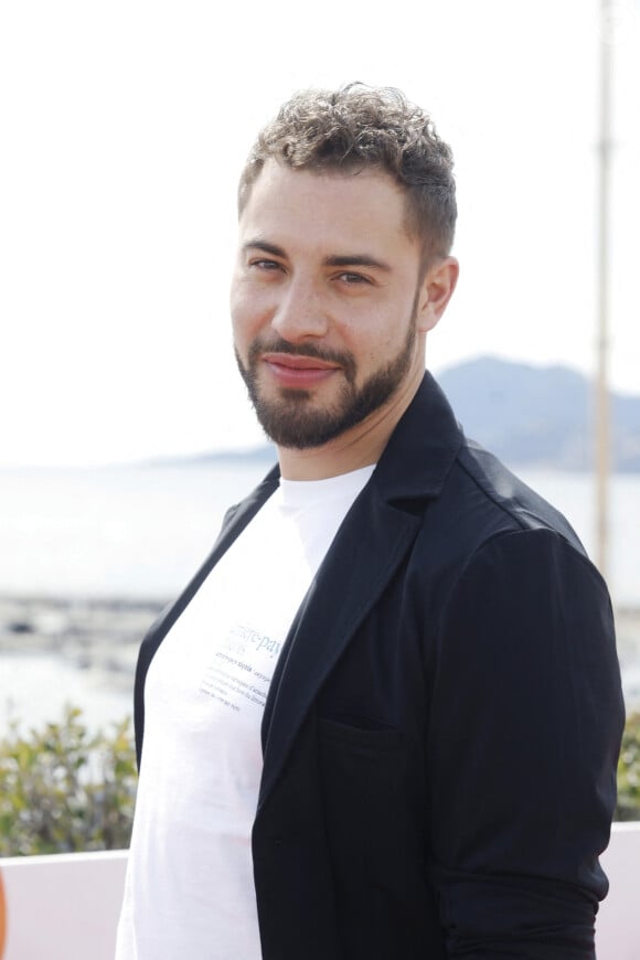 En 2013, c'est le petit frère de l'acteur, Bilal Berreni, qui a été retrouvé mort.
Marwan Berreni lors du photocall de "Plus Belle La Vie" lors du festival Cannes Series 2022. Cannes le 23 avril 2022. © Denis Guignebourg/Bestimage