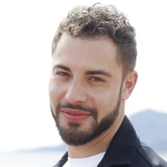 En 2013, c'est le petit frère de l'acteur, Bilal Berreni, qui a été retrouvé mort.
Marwan Berreni lors du photocall de "Plus Belle La Vie" lors du festival Cannes Series 2022. Cannes le 23 avril 2022. © Denis Guignebourg/Bestimage