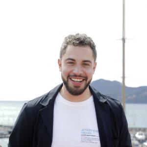 Marwan Berreni lors du photocall de "Plus Belle La Vie" lors du festival Cannes Series 2022. Cannes le 23 avril 2022. © Denis Guignebourg/Bestimage