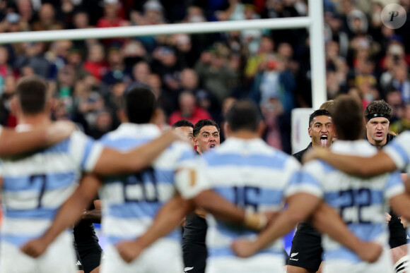 Les All Blacks et l'équipe d'Argentine avant le match de demi-finale de la Coupe du Monde de Rugby opposant l'Argentine à la Nouvelle Zélande (6 - 44) au Stade de France à Saint-Denis, France, le 20 octobre 2023. © Dominique Jacovides/Bestimage