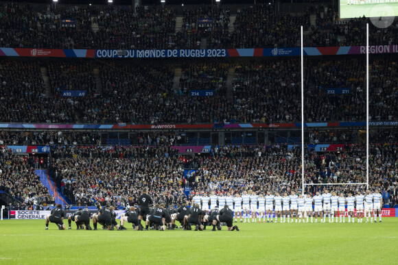 Les All Blacks et l'équipe d'Argentine avant le match de demi-finale de la Coupe du Monde de Rugby opposant l'Argentine à la Nouvelle Zélande (6 - 44) au Stade de France à Saint-Denis, France, le 20 octobre 2023. © Cyril Moreau/Bestimage