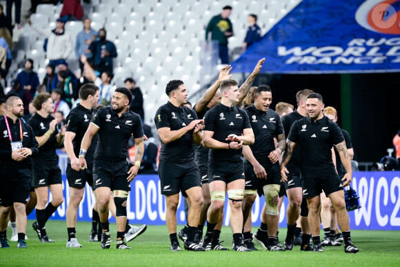 La Nouvelle-Zélande n'a fait qu'une bouchée de l'Argentine en inscrivant 44 points contre 6. Les All Blacks sont donc qualifiés pour la finale.
Joie des joueurs de Nouvelle Zelande en fin du match apres sa victoire - Match de demi-finale de la Coupe du Monde de Rugby opposant l'Argentine à la Nouvelle Zélande (44-6) au Stade de France à Saint-Denis, France, le 20 octobre 2023. © Federico Pestellini/Panoramic/Bestimage