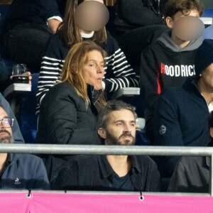 Nicolas Canteloup en famille dans les tribunes lors de la demi-finale de la Coupe du Monde de Rugby opposant l'Argentine à la Nouvelle Zélande (6 - 44) au Stade de France à Saint-Denis, France. © Cyril Moreau/Bestimage