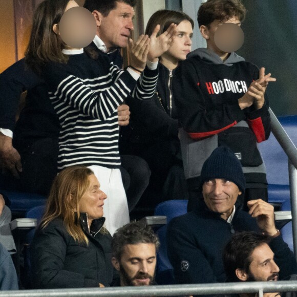 Sortie en famille vendredi soir pour Nicolas Canteloup !
Nicolas Canteloup en famille dans les tribunes lors de la demi-finale de la Coupe du Monde de Rugby opposant l'Argentine à la Nouvelle Zélande (6 - 44) au Stade de France à Saint-Denis, France. © Cyril Moreau/Bestimage