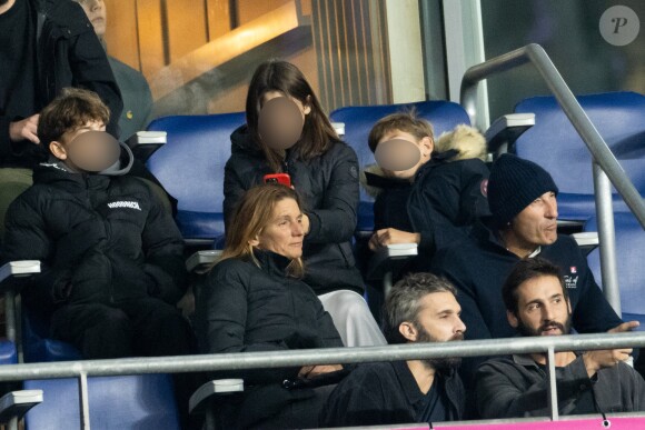 Nicolas Canteloup en famille dans les tribunes lors de la demi-finale de la Coupe du Monde de Rugby opposant l'Argentine à la Nouvelle Zélande (6 - 44) au Stade de France à Saint-Denis, France. © Cyril Moreau/Bestimage