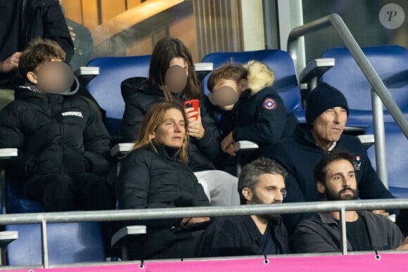 Nicolas Canteloup en famille dans les tribunes lors de la demi-finale de la Coupe du Monde de Rugby opposant l'Argentine à la Nouvelle Zélande (6 - 44) au Stade de France à Saint-Denis, France. © Cyril Moreau/Bestimage