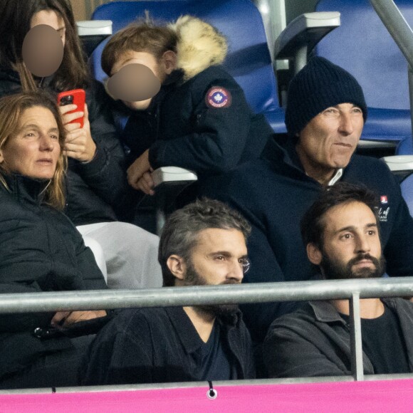 Nicolas Canteloup en famille dans les tribunes lors de la demi-finale de la Coupe du Monde de Rugby opposant l'Argentine à la Nouvelle Zélande (6 - 44) au Stade de France à Saint-Denis, France. © Cyril Moreau/Bestimage