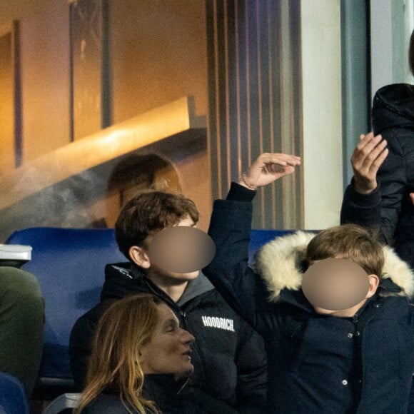 L'humoriste star de TF1 a emmené avec lui trois de ses quatre enfants et sa compagne pour assister à la demi-finale de la Coupe du monde de rugby au Stade de France.
Nicolas Canteloup en famille dans les tribunes lors de la demi-finale de la Coupe du Monde de Rugby opposant l'Argentine à la Nouvelle Zélande (6 - 44) au Stade de France à Saint-Denis, France. © Cyril Moreau/Bestimage