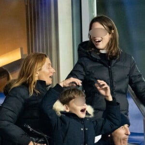 À en croire les sourires aux lèvres et les bras levés, tout le clan a passé un très bon moment.
Nicolas Canteloup en famille dans les tribunes lors de la demi-finale de la Coupe du Monde de Rugby opposant l'Argentine à la Nouvelle Zélande (6 - 44) au Stade de France à Saint-Denis, France. © Cyril Moreau/Bestimage