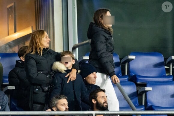 Nicolas Canteloup en famille dans les tribunes lors de la demi-finale de la Coupe du Monde de Rugby opposant l'Argentine à la Nouvelle Zélande (6 - 44) au Stade de France à Saint-Denis, France. © Cyril Moreau/Bestimage