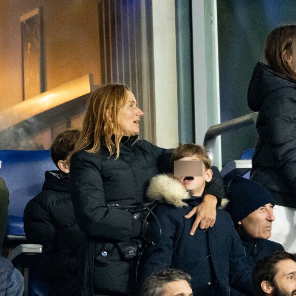 Nicolas Canteloup en famille dans les tribunes lors de la demi-finale de la Coupe du Monde de Rugby opposant l'Argentine à la Nouvelle Zélande (6 - 44) au Stade de France à Saint-Denis, France. © Cyril Moreau/Bestimage