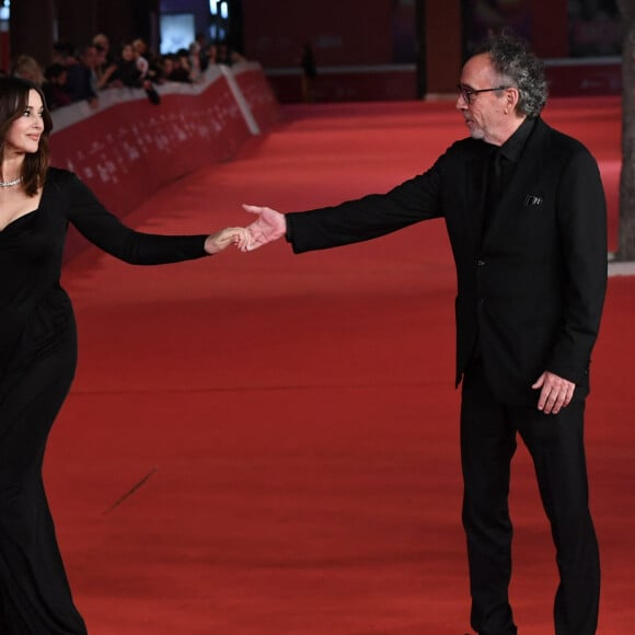 Et depuis, Monica Bellucci et son amoureux, le réalisateur Tim Burton, rien ne peut plus les arrêter.
Monica Bellucci, Tim Burton à la première du film "Maria Callas, Lettres et Mémoires" lors du 18ème Rome International Film Festival, à l'auditorium Parco Della Musica de Rome, Italie, le 20 octobre 2023. © SGP/Bestimage