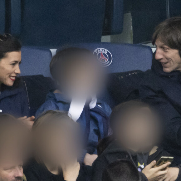Olivia Ruiz, son fils Nino et son compagnon Nicolas Preschey en tribunes lors du match de football Ligue 1 Uber Eats opposant le Paris Saint-Germain (PSG) au Racing Club de Strasbourg Alsace (RCSA) au Parc des Princes à Paris, France, le 21 octobre 2023. Le PSG a gagné 3-0. © Cyril Moreau/Bestimage
