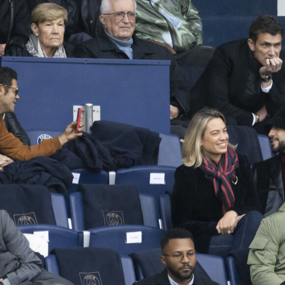 En effet, sur un cliché, on le voit prendre en photo le duo.
Jamel Debbouze et Sofiane Pamart en tribunes lors du match de football Ligue 1 Uber Eats opposant le Paris Saint-Germain (PSG) au Racing Club de Strasbourg Alsace (RCSA) au Parc des Princes à Paris, France, le 21 octobre 2023. Le PSG a gagné 3-0. © Cyril Moreau/Bestimage