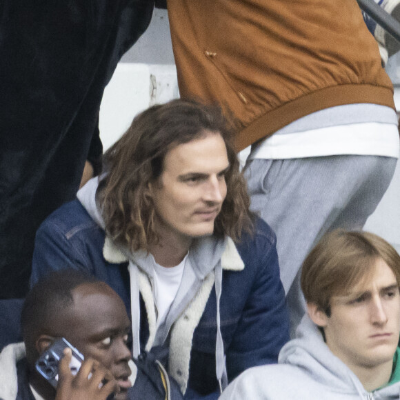 Après quoi, il s'est permis de se rapprocher du pianiste pour le saluer comme il le faut.
Sofiane Pamart, Jamel Debbouze et Paul de Saint-Sernin en tribunes lors du match de football Ligue 1 Uber Eats opposant le Paris Saint-Germain (PSG) au Racing Club de Strasbourg Alsace (RCSA) au Parc des Princes à Paris, France, le 21 octobre 2023. Le PSG a gagné 3-0. © Cyril Moreau/Bestimage