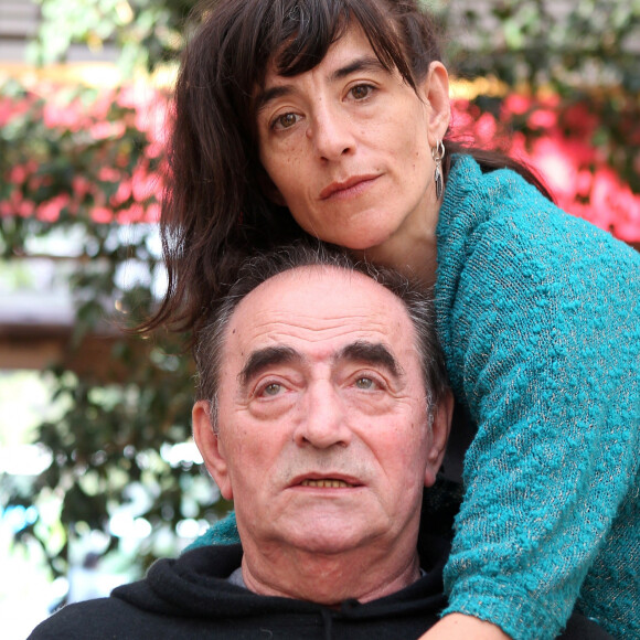 Il ne l'avait jamais dit auparavant
Exclusif - Richard Bohringer et sa fille Romane posent à l'hôtel Best Western à Saint-Raphaël le 14 avril 2015.