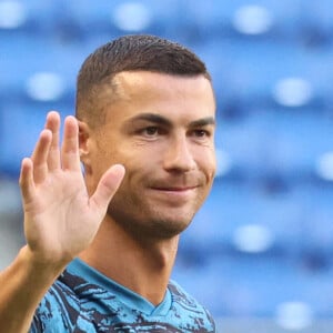 Une édition limitée appelée "Heart of Ronaldo", estimé à 100.000 euros
 
Cristiano Ronaldo, nouvelle recrue de l'équipe de football saoudienne Al Nassr, joue avec des écoliers lors d'une séance à Suita (Japon), le 24 juillet 2023. Al Nassr doit rencontrer le PSG lors d'un prochain match de pré-saison.