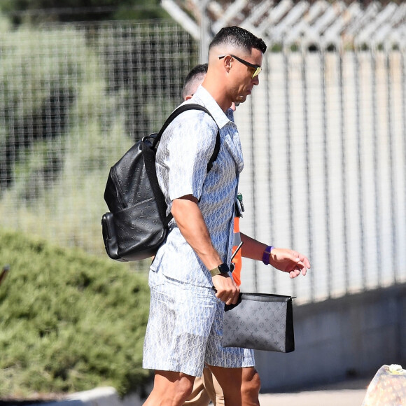 Cristiano Ronaldo, sa compagne Georgina Rodríguez et ses enfants montent à bord d'un jet privé en Sardaigne, Italie, le 4 juillet 2023.