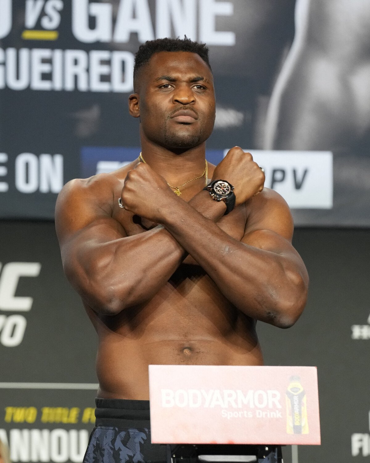 Photo Avant Son Combat De Boxe Francis Ngannou Est Allé Récupérer Un Cadeau Fait Par 4361