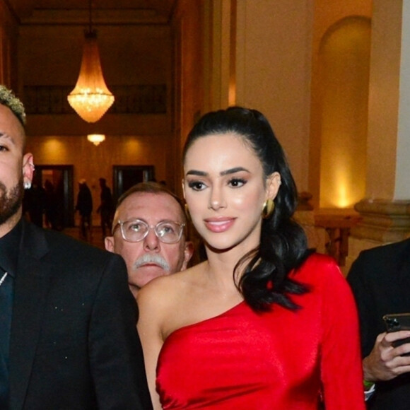 "Il y a des comptes qui ne font pas partie du quotidien du joueur, ils ne savent pas ce qui se passe réellement", lance le Brésilien
 
Neymar Jr et sa compagne Bruna Biancardi à la deuxième édition du "Prêmio Fui Clear 2023" au palace hôtel Copacabana à Rio de Janeiro, Brésil, le 27 juin 2023.