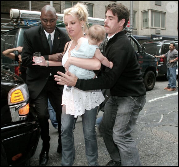 La maman de Sean et Jayden revient sur la violence de sa mise sous tutelle imposée par...
Britney Spears trébuche avec son fils Sean.